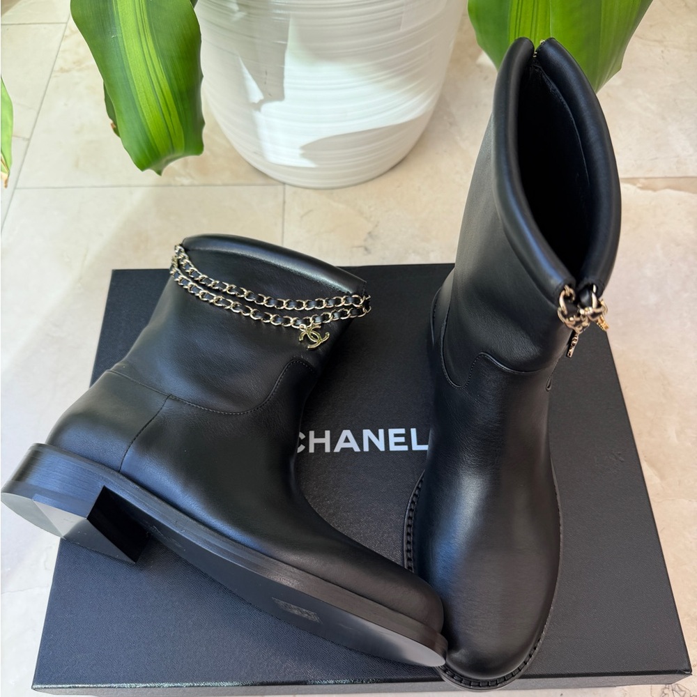 Chanel Calfskin CC Chain Logo Clover Gold Chain Charms Black Leather Boots 38 - Picture 8 of 11